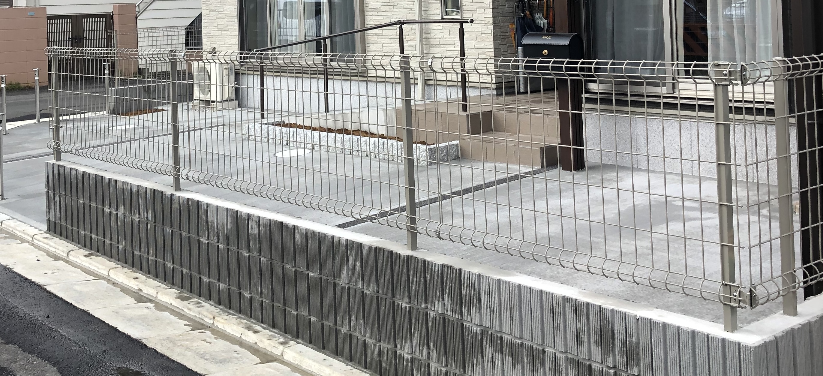 土間コンクリートとフェンスで理想のエクステリアを実現