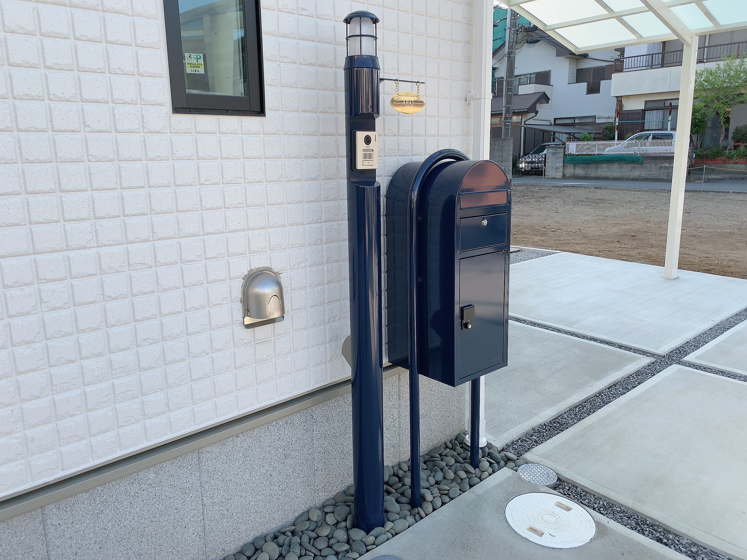 毎日の受け取りを、住まいの誇りに。さいたま市の外構工事で、理想の宅配ボックスを実現。